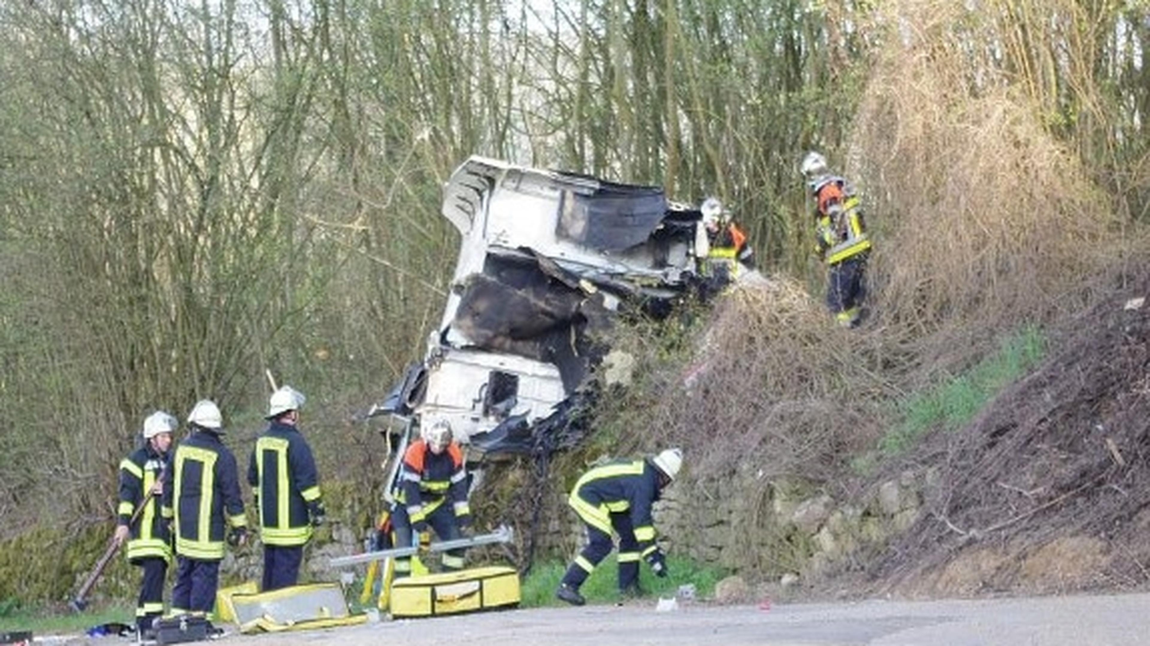 Bilder LKW Zugmaschine stürzt von Autobahnbrücke Luxemburger Wort